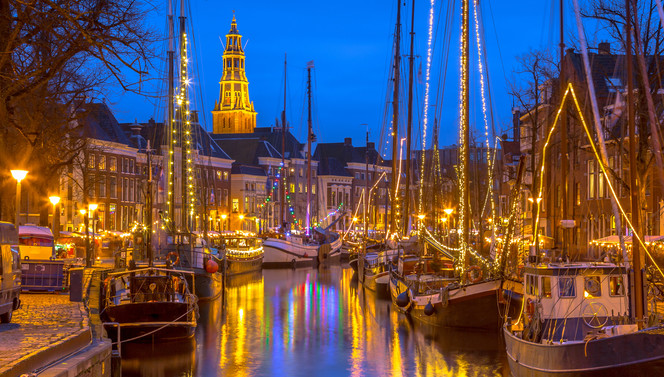 Beleuchtete Boote im Winter in Groningen