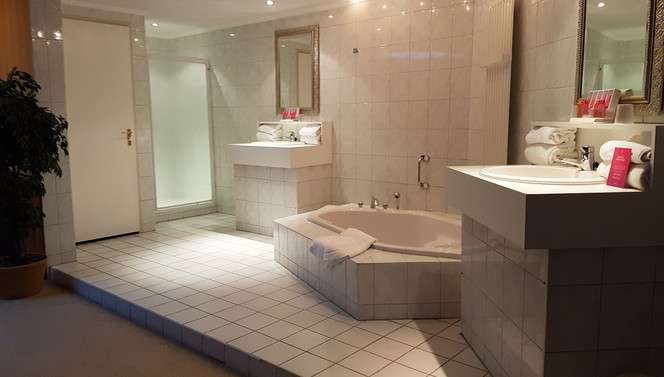 comfortkamer met open badkamer
